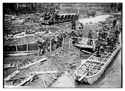 British loading pontoon boats with ammunition LCCN2014705509