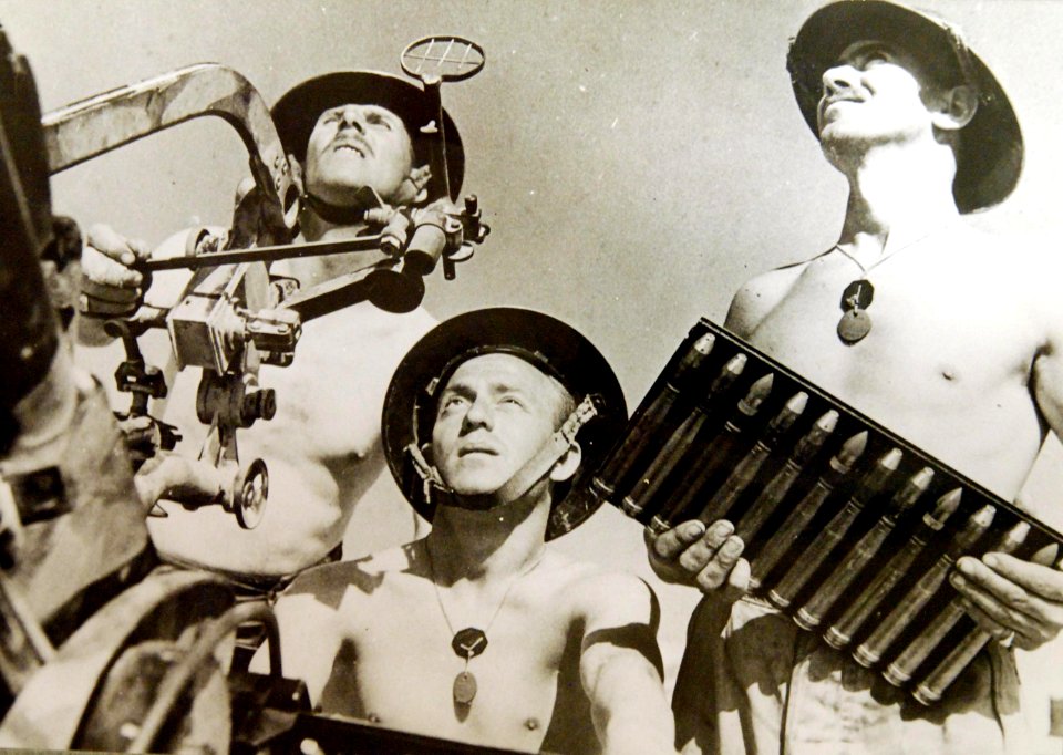 British gunners manning a captured Breda machine gun, North African Campaign, WWII (37054163246)