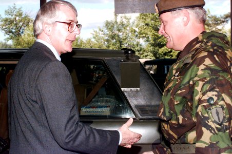 British Prime Minister John Major talks with Lieutenant General Michael Walker