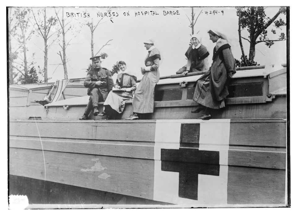 British nurses on hospital barge LCCN2014705249