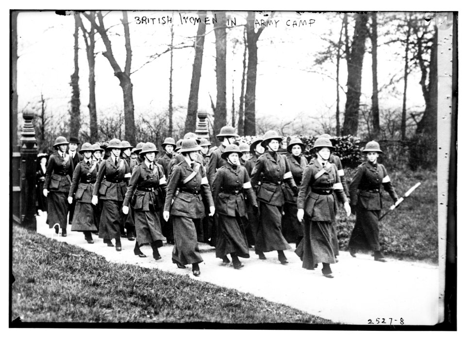 British women in Army Camp LCCN2014691068