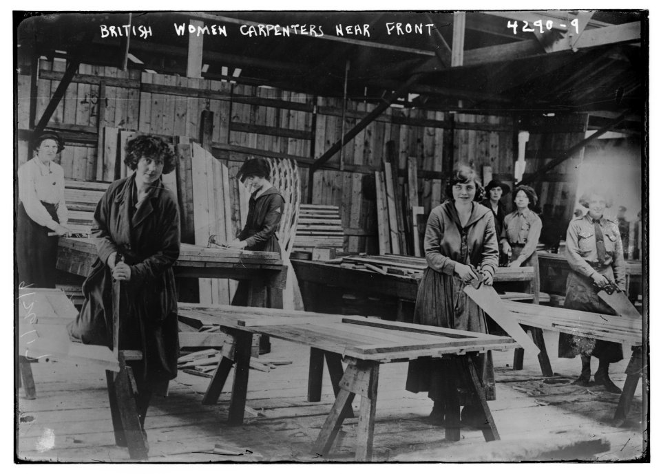 British women carpenters near front LCCN2014705226