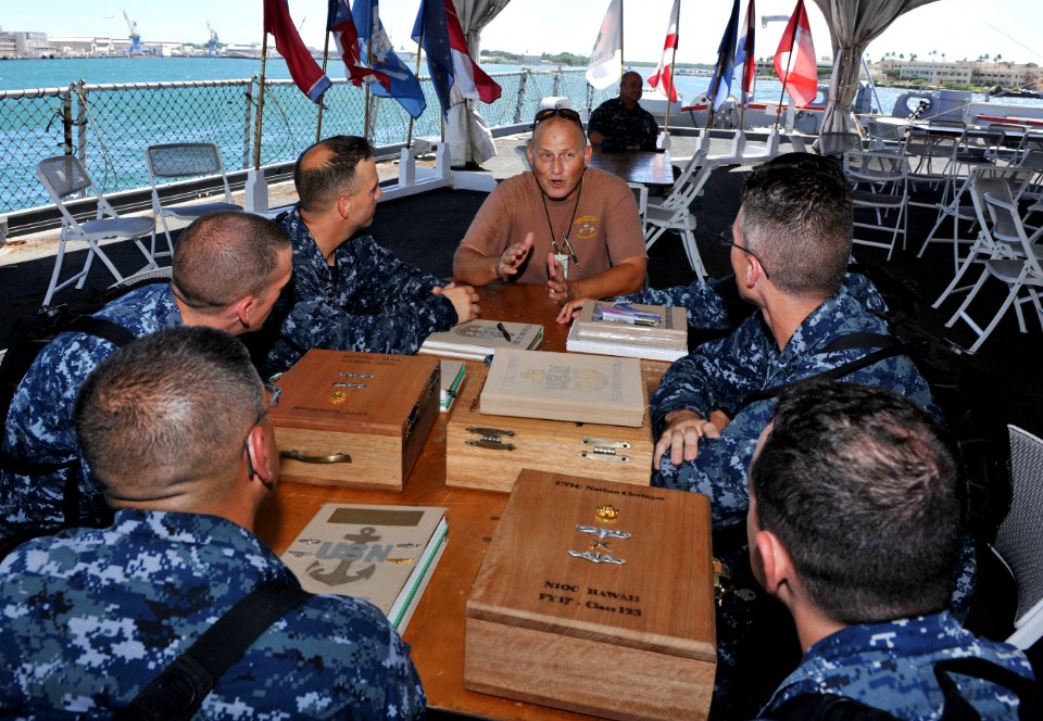 Chief Selectees Honor Navy Chief Heritage During Chief Petty Officer Pride Week 160908-N-ON468-011