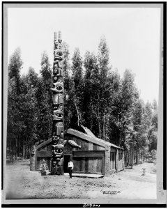 Chief Sou-i-hat, Alaskan house and totem pole LCCN90713121