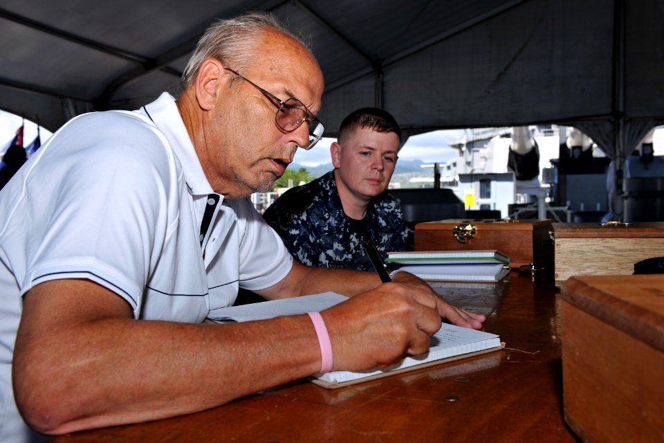 Chief Selectees Honor Navy Chief Heritage During Chief Petty Officer Pride Week 160908-N-ON468-019