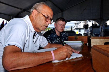 Chief Selectees Honor Navy Chief Heritage During Chief Petty Officer Pride Week 160908-N-ON468-019