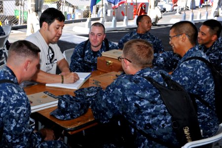 Chief Selectees Honor Navy Chief Heritage During Chief Petty Officer Pride Week 160908-N-ON468-046