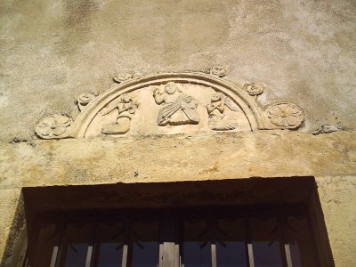 Chiesa di San Michele Arcangelo, frontone (Villalago)