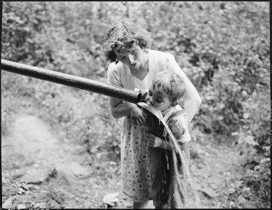 Child of miner drinking from water supply. Dixie Darby Fuel Company, Marne Mine, Lejunior, Harlan County, Kentucky. - NARA - 541296