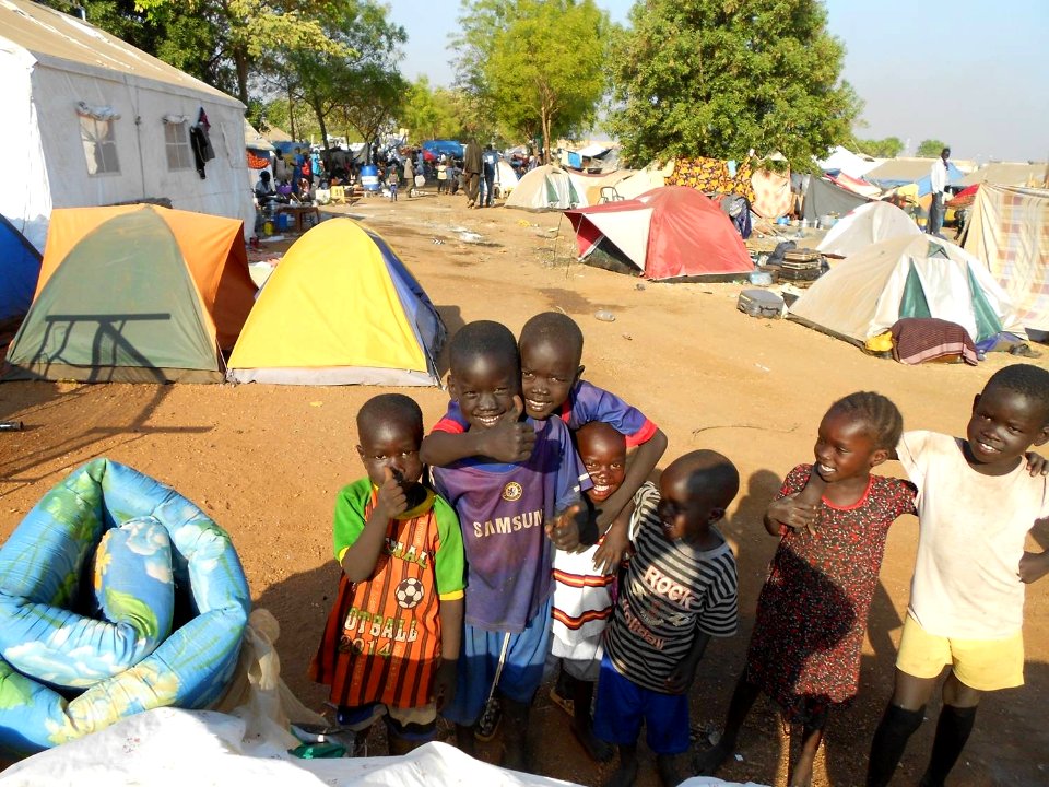 Child residents in the IDP camp (12328463444)