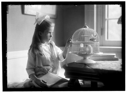 CHILD WITH BIRDCAGE LOC hec.06887