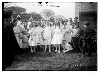 Children at May Party, Battery Park, New York LCCN2014680492