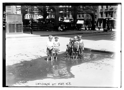 Children at play, N.Y. LCCN2014693747