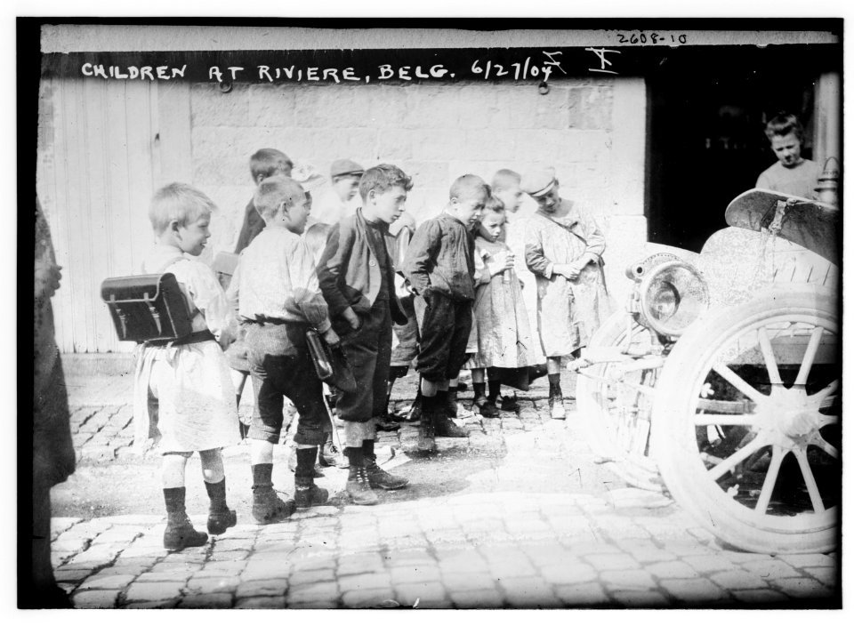 Children at Riviere, Belg. LCCN2014692270