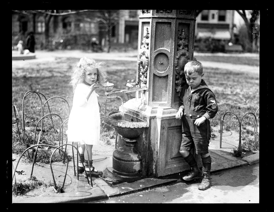 Children at water fountain LCCN2016891356