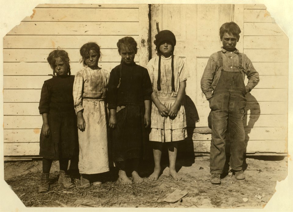 Children belonging to families of Stark and Schwartz, beet workers near Sterling, Colo. The 6, -8, and 9 yr. olds pull and pile, two 12 yr. olds pull and top. Family, including children, LOC nclc.00344