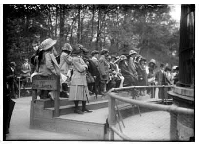 Children at N.Y. Zoo LCCN2014690449