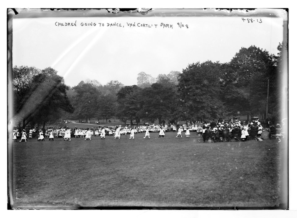 Children going to dance, Van Cortl't Park, (Van Cortlandt Park, New York) LCCN2014682333