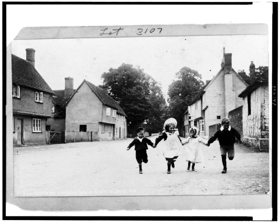 Children coming home from school LCCN92515572