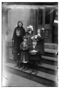 Children leaving police Xmas tree LCCN2014703430