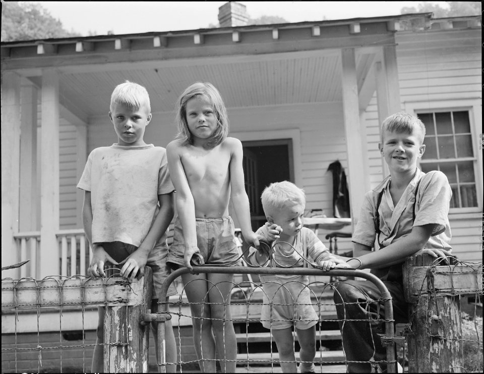 Children of John Ward, miner, who lives in company housing project. Jewell Ridge Coal Company, Jewell Valley Mine... - NARA - 540692