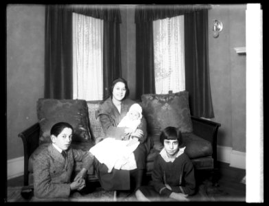 Children of the Counselor of Chilean Embassy, Sena Don Gustavo Munigaza Varela, Eliza, age 14, Mary 8, Leopold 11, Gilberto 2 mo. LCCN2016851457