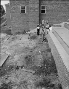 Children pitching horseshoes. Jewell Ridge Coal Company, Jewell Ridge Mine, Jewell Ridge, Tazewell County, Virginia. - NARA - 540700