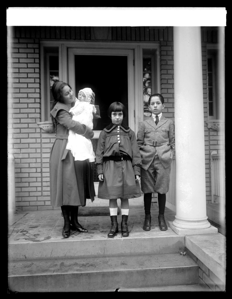 Children of the Counselor of Chilean Embassy, Sena Don Gustavo Munigaza Varela, Eliza, age 14, Mary 8, Leopold 11, Gilberto 2 mo. LCCN2016851456