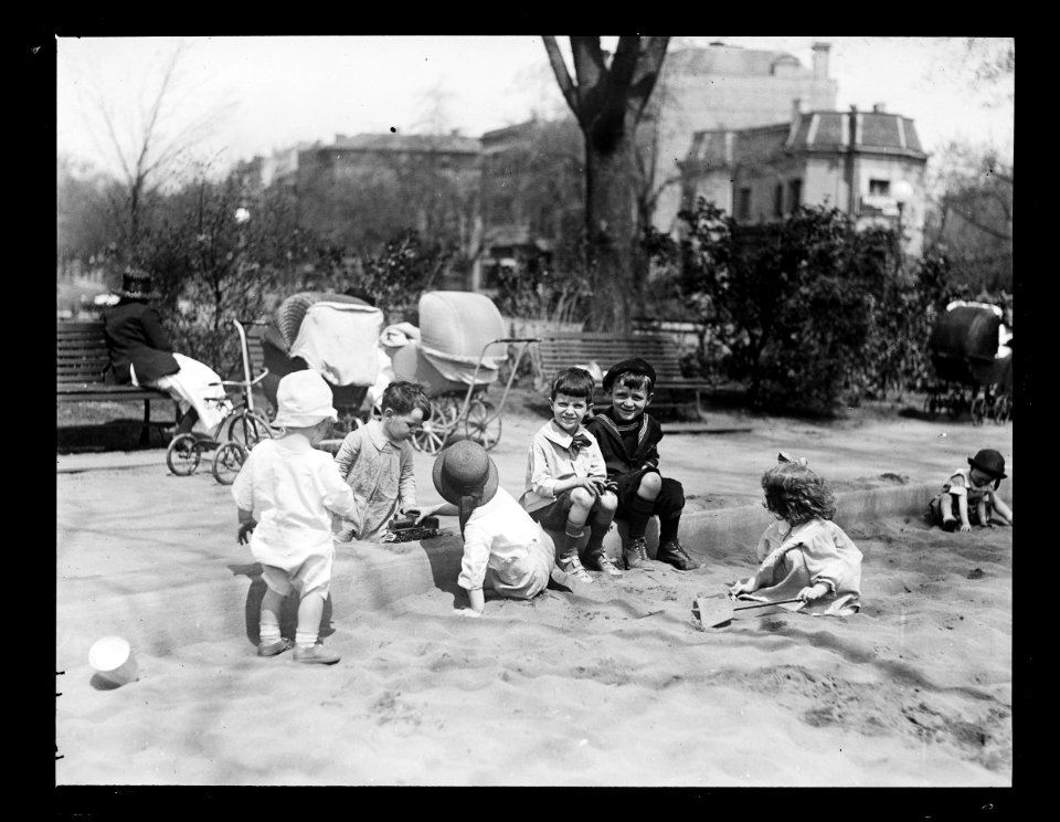 Children playing in sand LCCN2016891358