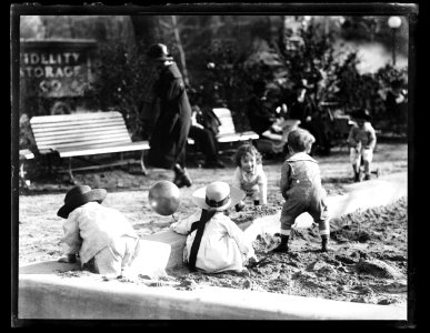 Children playing LCCN2016863122