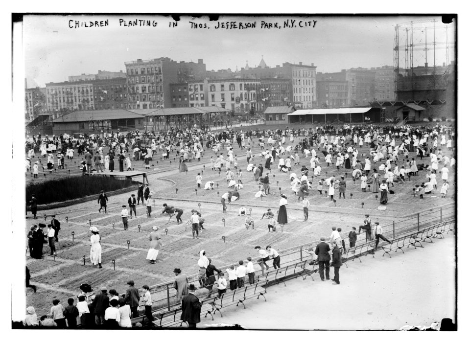 Children planting in Thos. Jefferson Park, N.Y.C. LCCN2014689214