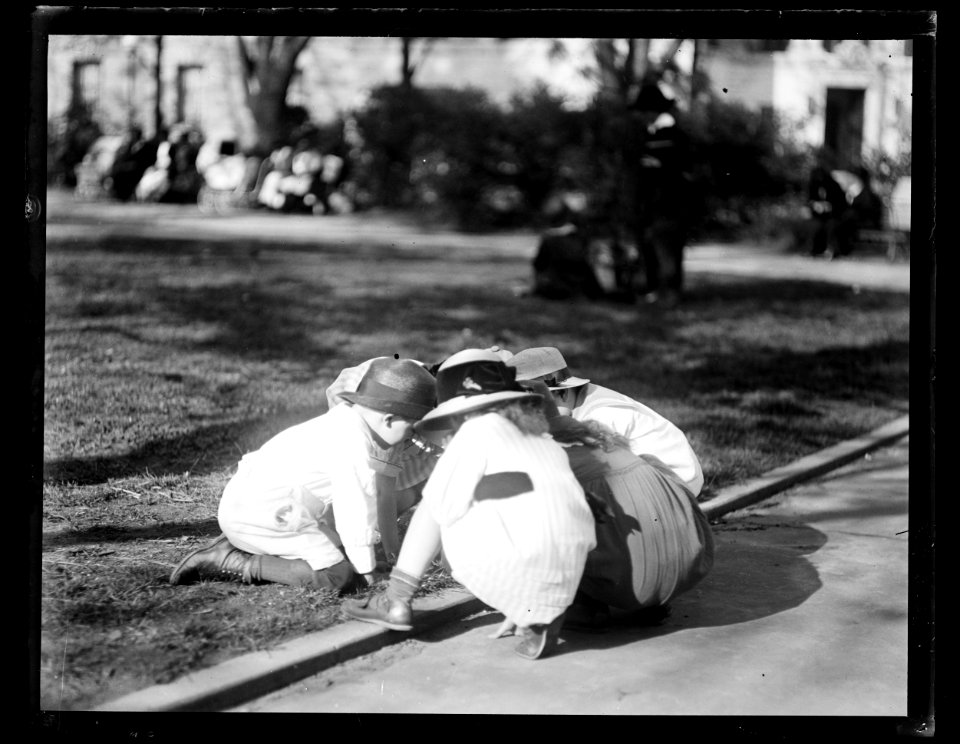 Children playing LCCN2016863129