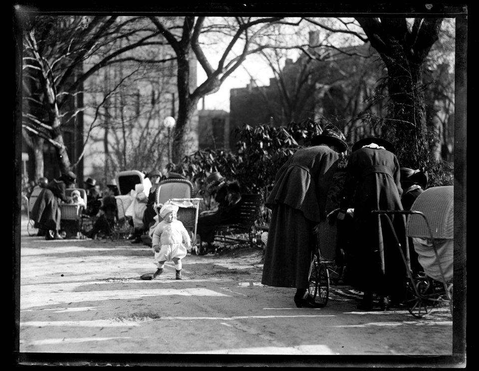 Children playing LCCN2016863131