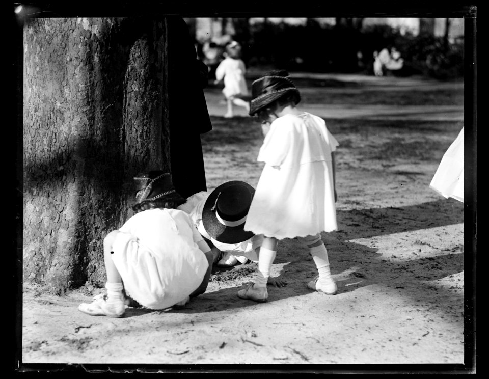Children playing LCCN2016863121