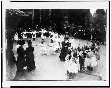 Children playing on roof of Waldorf Astoria Hotel, New York City LCCN90714276