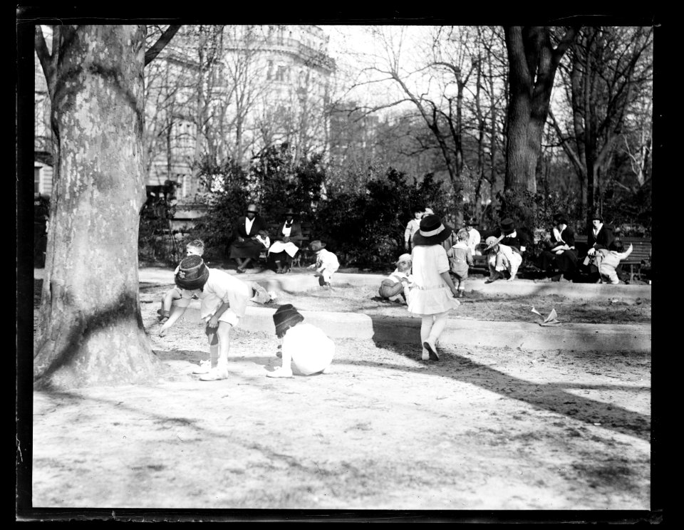 Children playing LCCN2016863123