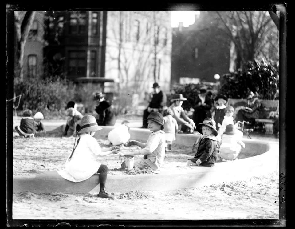 Children playing LCCN2016863125