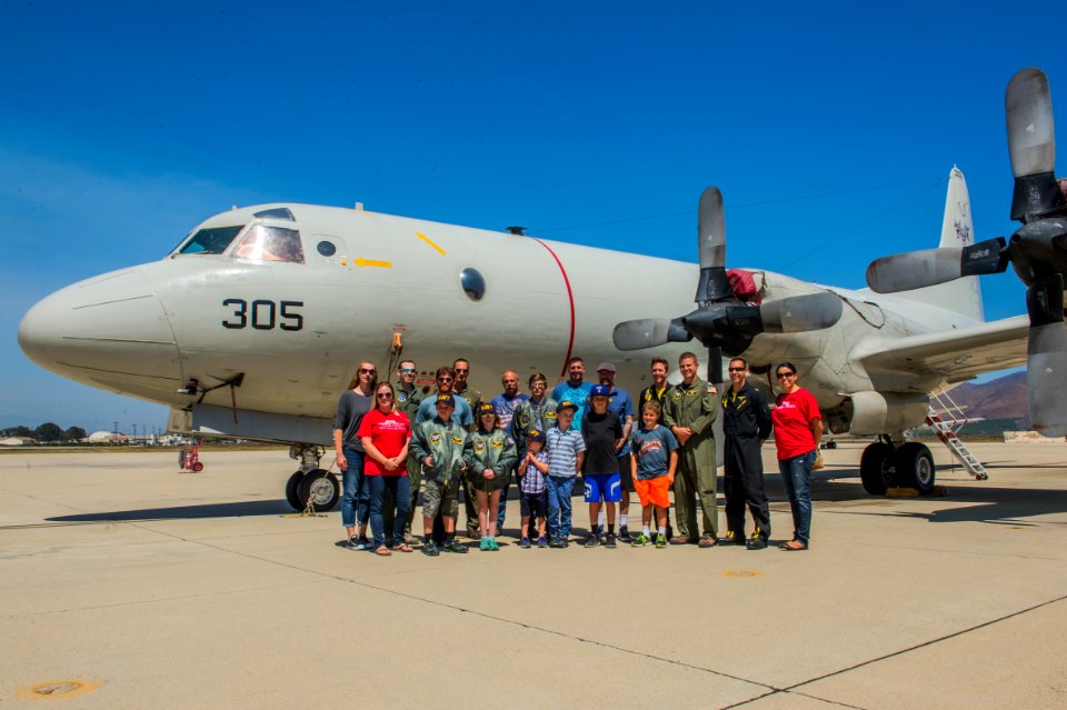 Children Visit VX-30 160819-N-UG232-181
