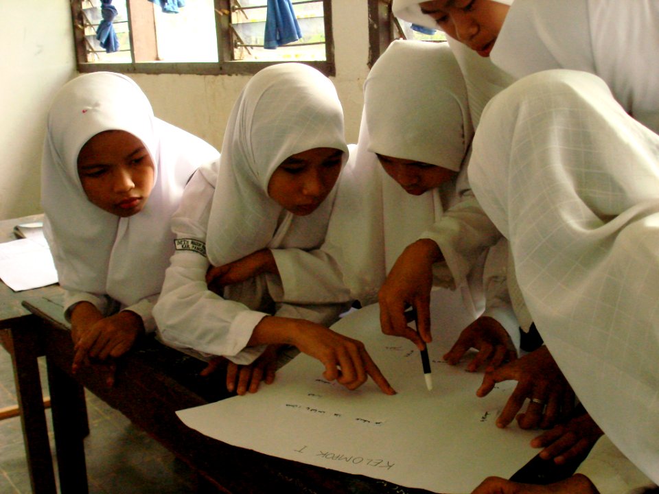 Children working together at school (4321352114)