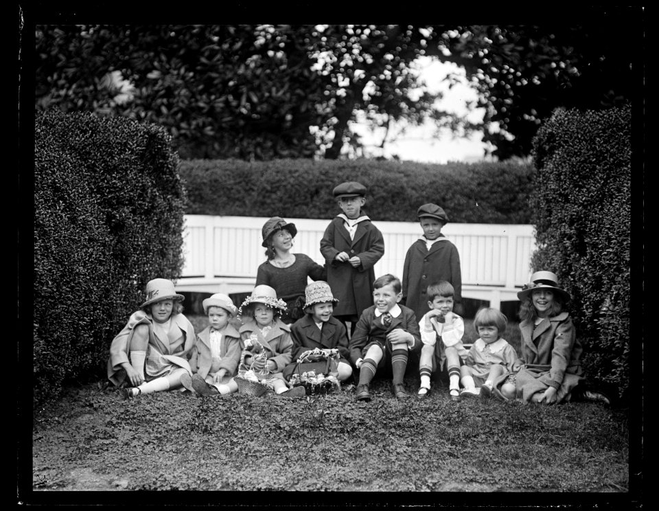 Children with Easter baskets LCCN2016891357
