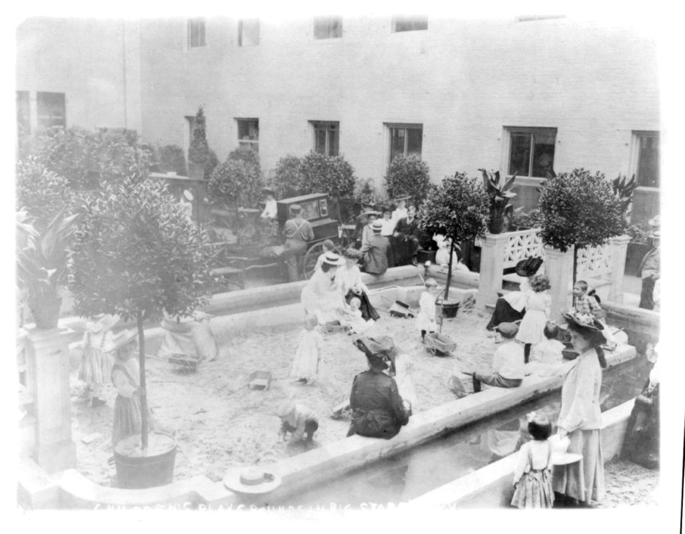 Children's playground on roof of large New York store while mothers are shopping; Large sandbox LCCN2016652415