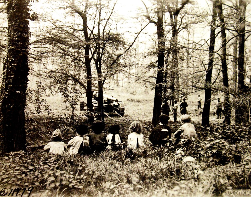 Children watch American soldiers draw 155KK gun into firing position, Tractor and Artillery School, St. Naur, Paris, France, 1918 (32803546302)