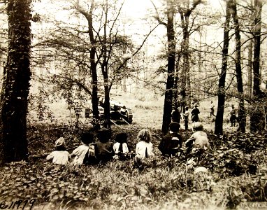 Children watch American soldiers draw 155KK gun into firing position, Tractor and Artillery School, St. Naur, Paris, France, 1918 (32803546302)