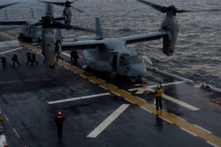 Chilean distinguished visitors land aboard USS America 140824-N-MD297-115