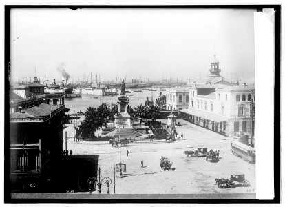 Chile, Valparaiso. Statue to Prat of Bahia LCCN2016820947