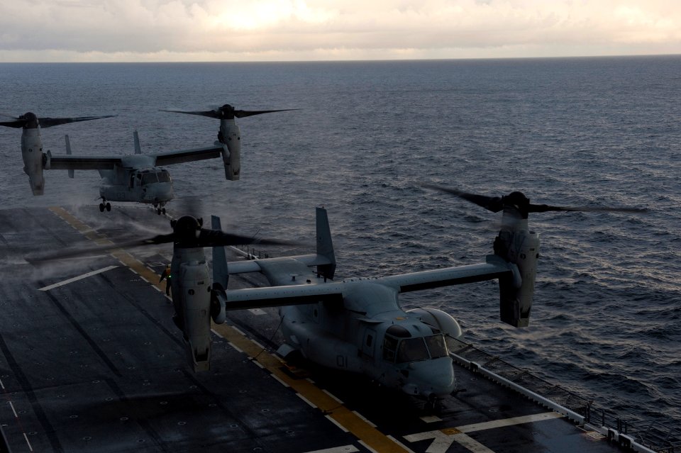 Chilean distinguished visitors land aboard USS America 140824-N-MD297-074