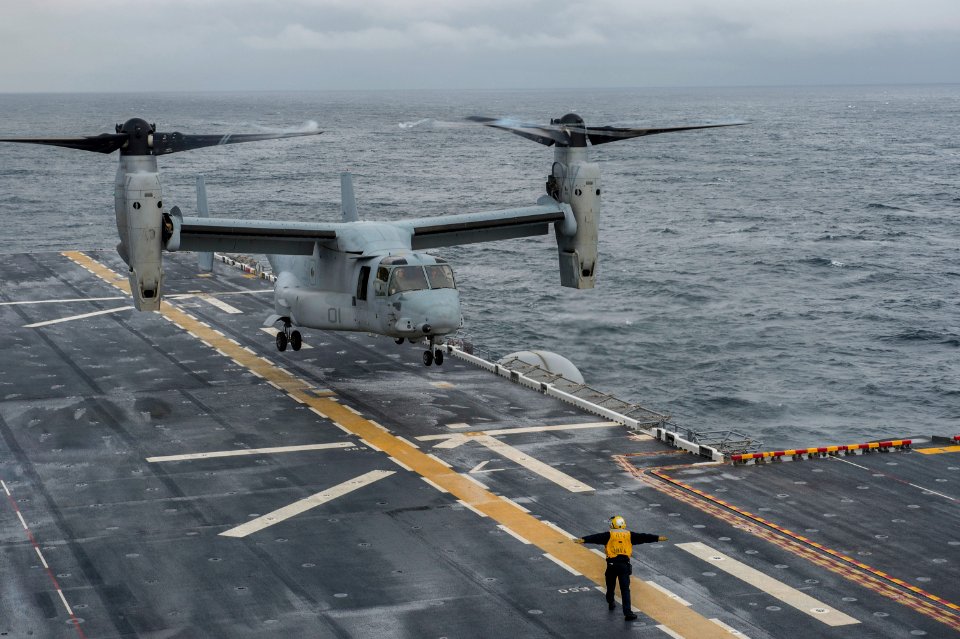 Chilean distinguished visitors land aboard USS America 140823-N-MD297-009