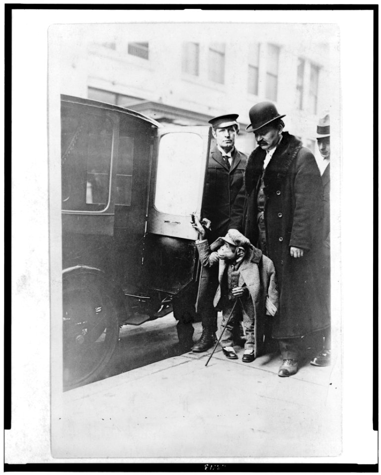 Chimpanzee in clothing at door of automobile, with three men, at Napoleon Hippodrome LCCN94514005