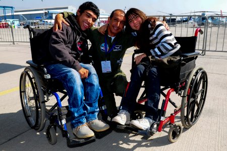 Chilean pilot and children at FIDAE