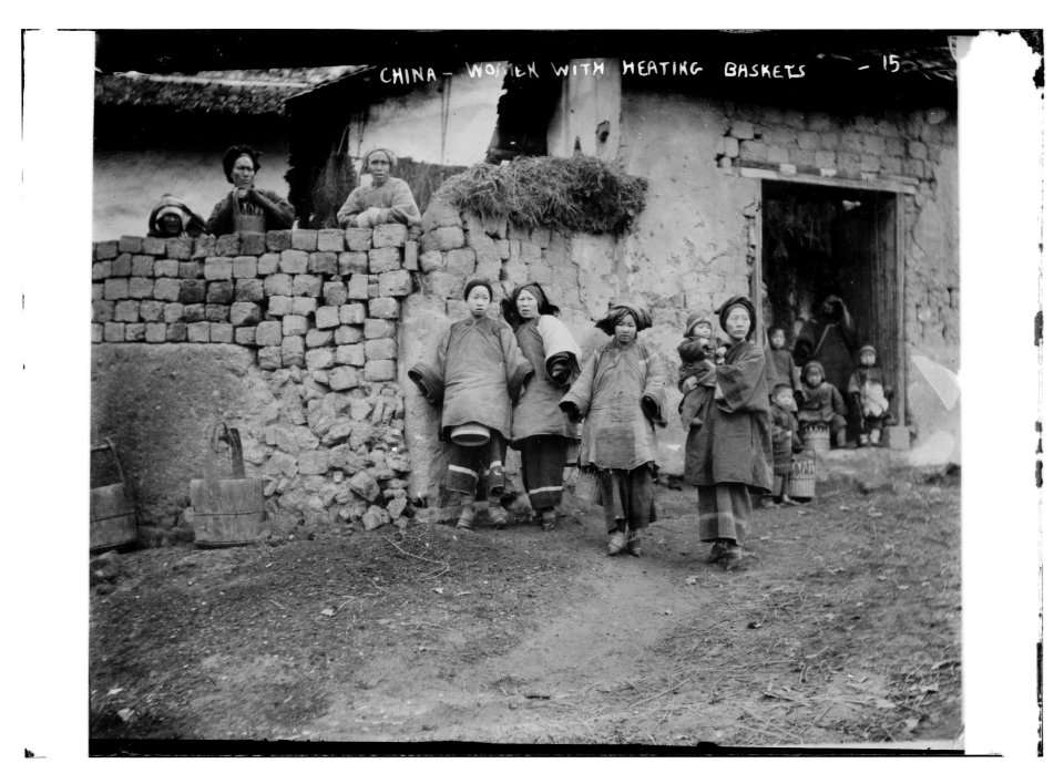 China, women with heating baskets LCCN2014688988